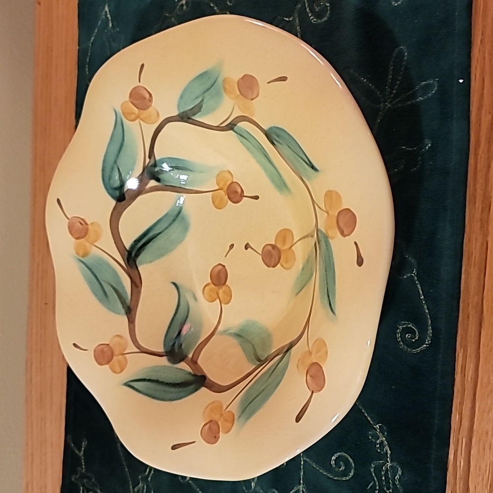 Gail Pittman (Southern Living) Large Round Fluted Bowl.  NWOT